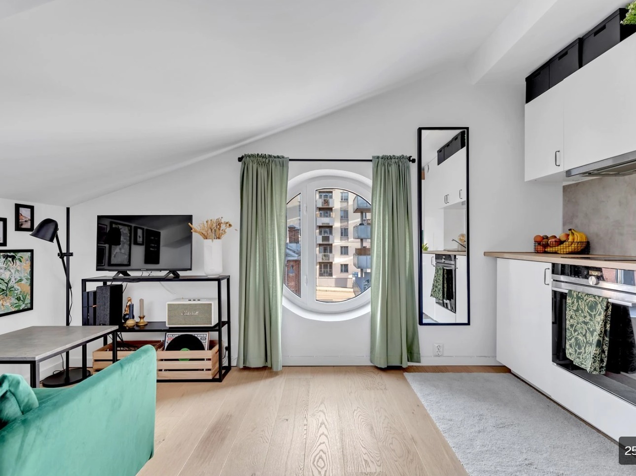 Moderne hybel med mye lys og flott en-stavs parkett gulv. Møblene er fornyet siden blidet ble tatt.